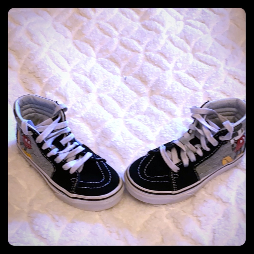 Tennis shoes